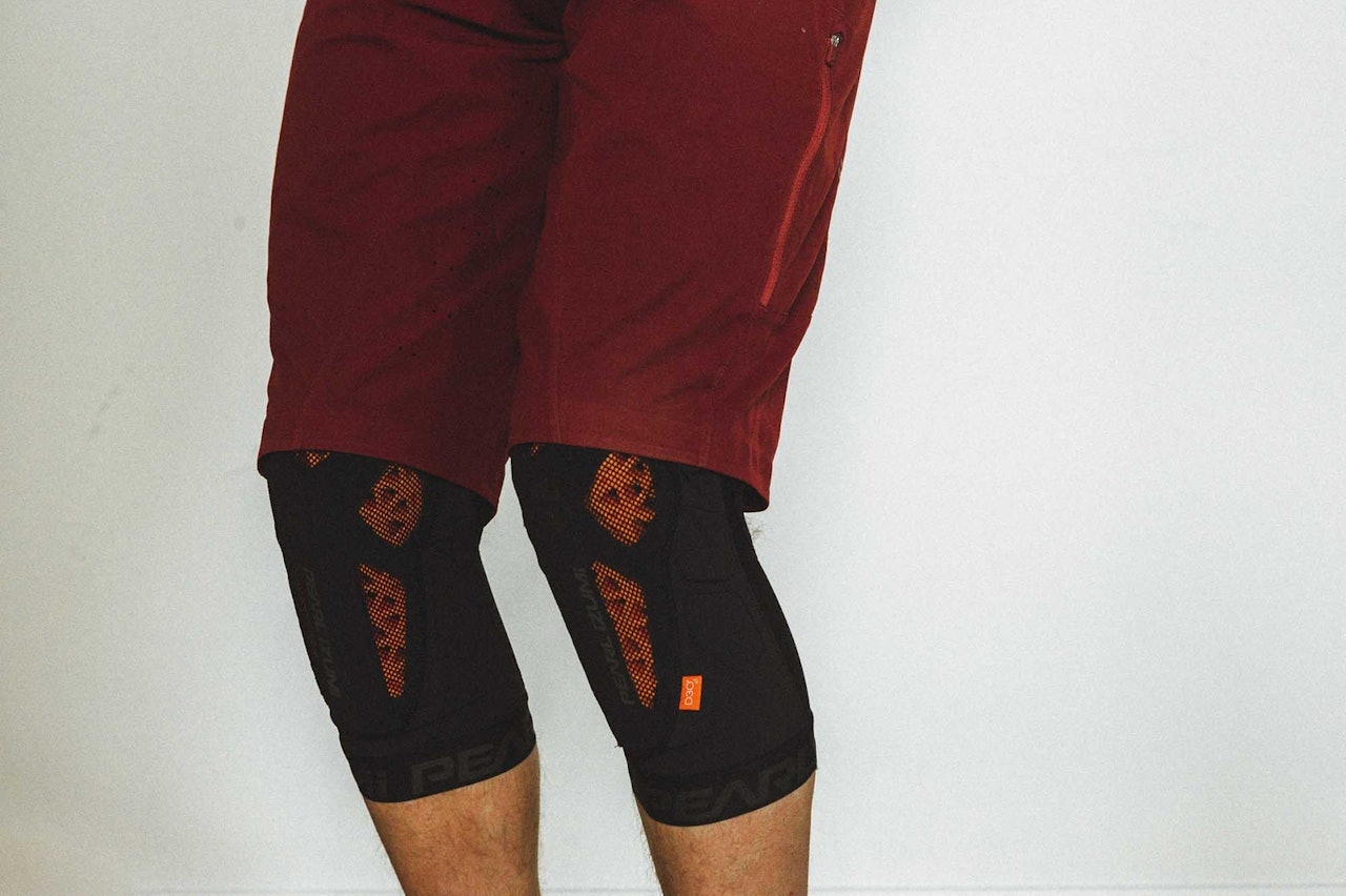 GJENNOMSIKTIG: Beskyttelsen ligger synlig gjennom tynt stoff på disse knebeskytterne - det sørger for god lufting. Foto: Kristoffer H. Kippernes test knebeskytter sykling pearl izumi