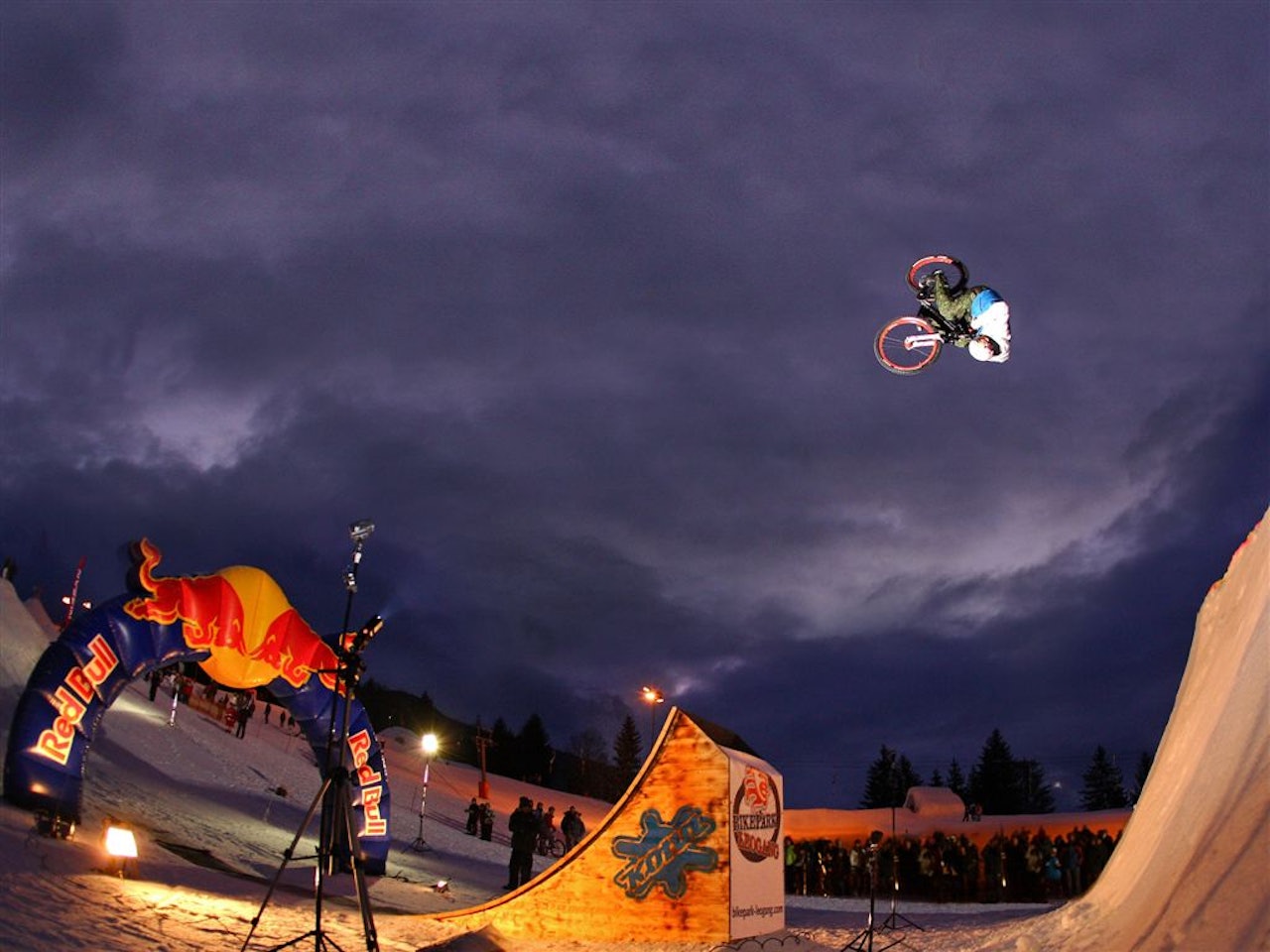 Trond Hansen frontflip 2008. Foto: Lars Scharl Trond Hansen frontflip 2008. Foto: Lars Scharl