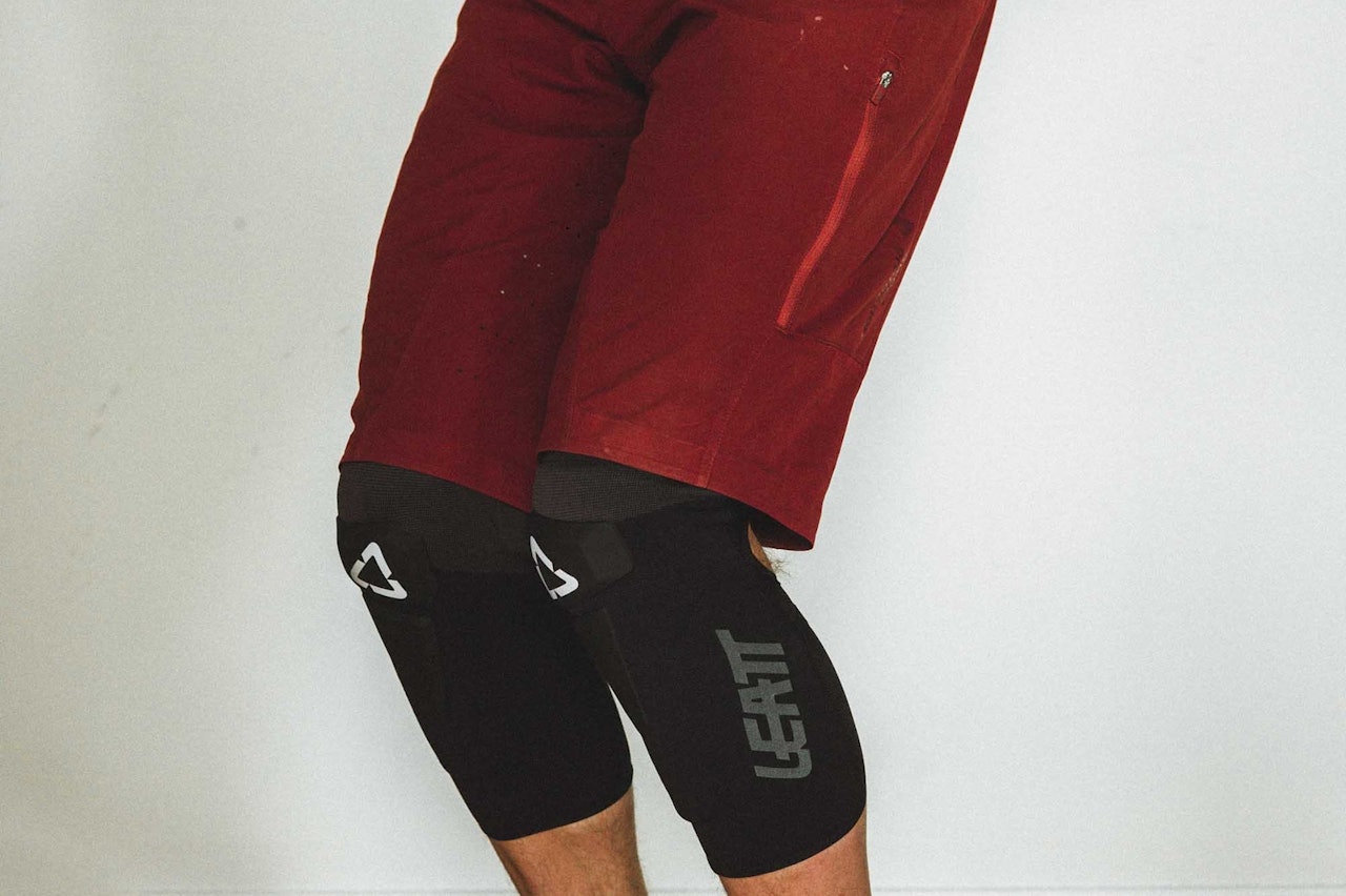 TIGHT: Leatt AirFlex Hybrid sitter godt på. Foto: Kristoffer H. Kippernes test knebeskytter sykling leatt airflex hybrid