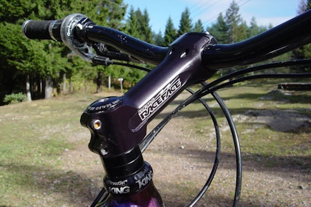 Deus: Et blikk på Race Face Deus, og du ser hvem den skal erobre markedsandeler fra. Dette er en nedover-vennlig 15 grader i 120 mm lengde. Deus: Et blikk på Race Face Deus, og du ser hvem den skal erobre markedsandeler fra. Dette er en nedover-vennlig 15 grader i 120 mm lengde.