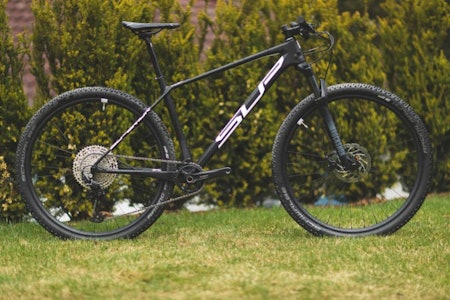 STRAM TSJEKKER: Vi har testet Superior XP929, en velformet ritt-hardtail med effektiv geometri og funksjonelt utstyr.  STRAM TSJEKKER: Vi har testet Superior XP929, en velformet ritt-hardtail med effektiv geometri og funksjonelt utstyr.