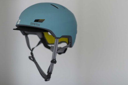SMART SYKKELHJELM: Vi har testet Smith Express MIPS, en tøff sykkelhjelm med integrert diodelys. Foto: Kristoffer H. Kippernes test smith express sykkelhjelm mips integrert lys led diode diodelys