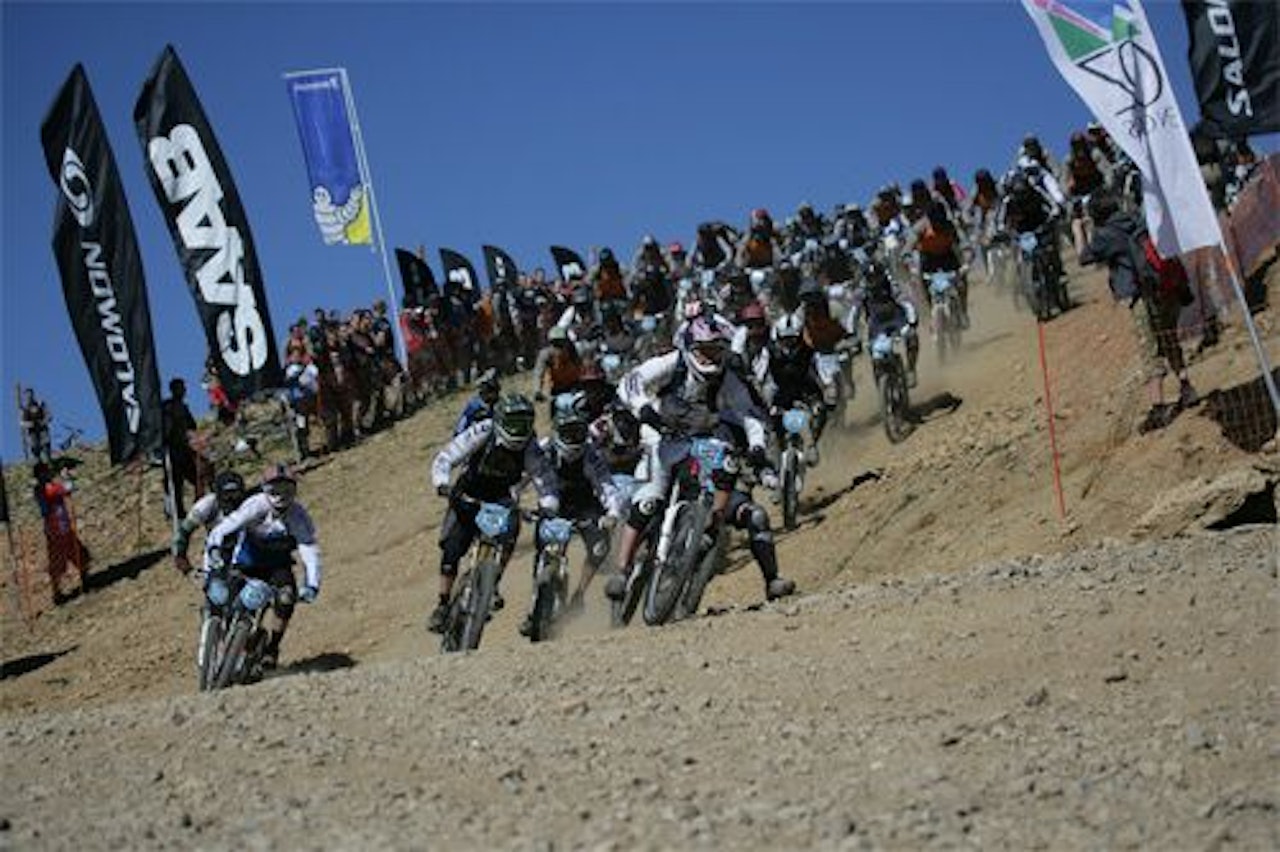 FOLKSOMT: Det er kamp om plassene i Megavalanche. Verdens største utforritt på sykkel. FOLKSOMT: Det er kamp om plassene i Megavalanche. Verdens største utforritt på sykkel.