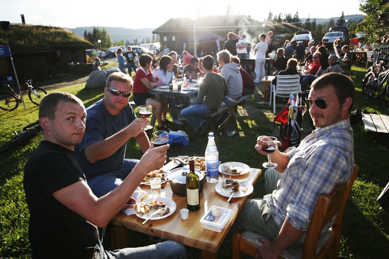 Sikker vinner: Fellesmiddagene på tunet smaker like godt hver gang. Ta gjerne med egne stoler og bord, vi fikser grill. Sikker vinner: Fellesmiddagene på tunet smaker like godt hver gang. Ta gjerne med egne stoler og bord, vi fikser grill.