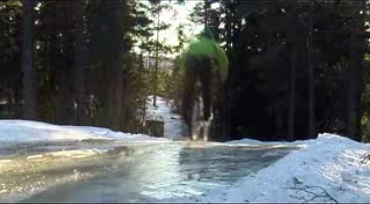 HOLKEUTFOR: Svenn Fjeldheim nyter grepet, isen og sola med hjemmemekka superpiggdekk. HOLKEUTFOR: Svenn Fjeldheim nyter grepet, isen og sola med hjemmemekka superpiggdekk.