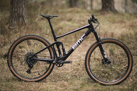 TEST AV BMC FOURSTROKE LT: Vi har testet BMCs siste nyvinning og spreke stisyklister. Foto: Kristoffer H. Kippernes test BMC fourstroke lt 2021