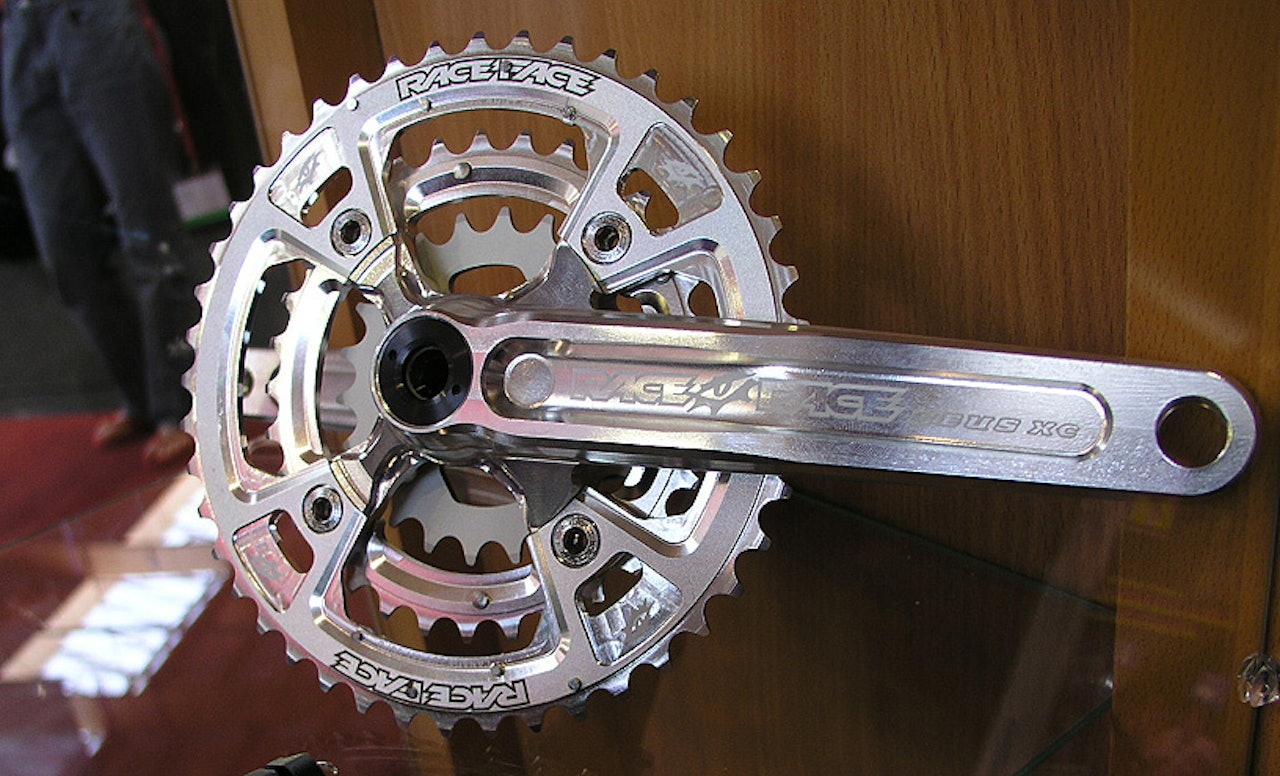 Deus: Kranken til Race Face er et realt sykkelsmykke. Med 4-arms drevfeste og nytt XTR-kompatibelt lager viser Race Face at de ikke bare er flinke med aluminiumsfresern, de er villig til å dele godene også. Deus: Kranken til Race Face er et realt sykkelsmykke. Med 4-arms drevfeste og nytt XTR-kompatibelt lager viser Race Face at de ikke bare er flinke med aluminiumsfresern, de er villig til å dele godene også.