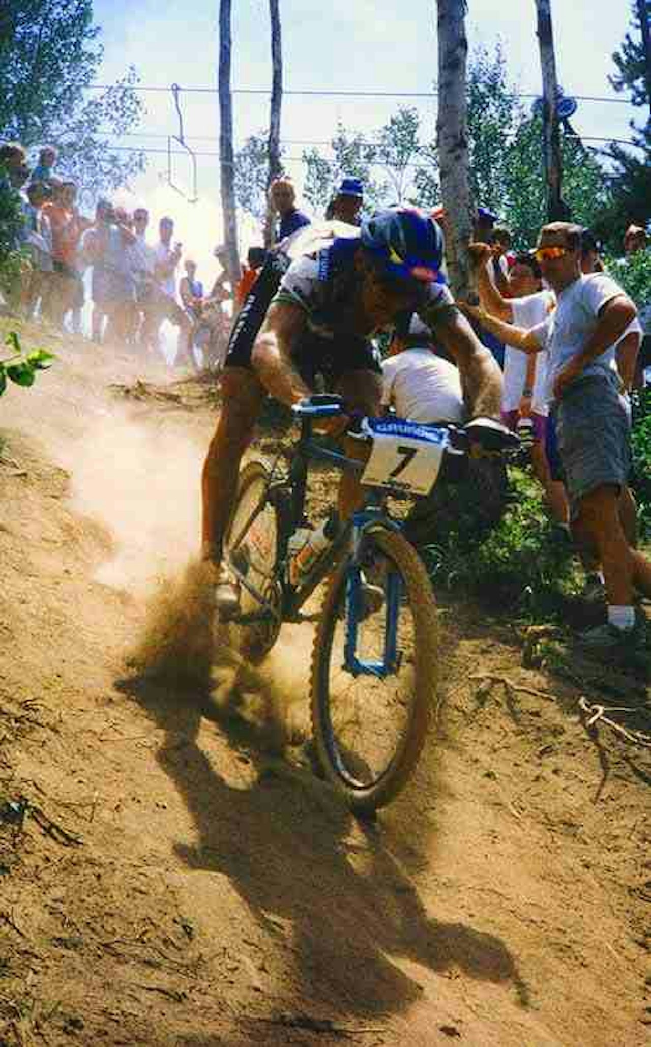 "Johnny T": Her sykler publikumsyndlingen John Tomac ned til XC-seier i Vail, 1993. "Johnny T": Her sykler publikumsyndlingen John Tomac ned til XC-seier i Vail, 1993.