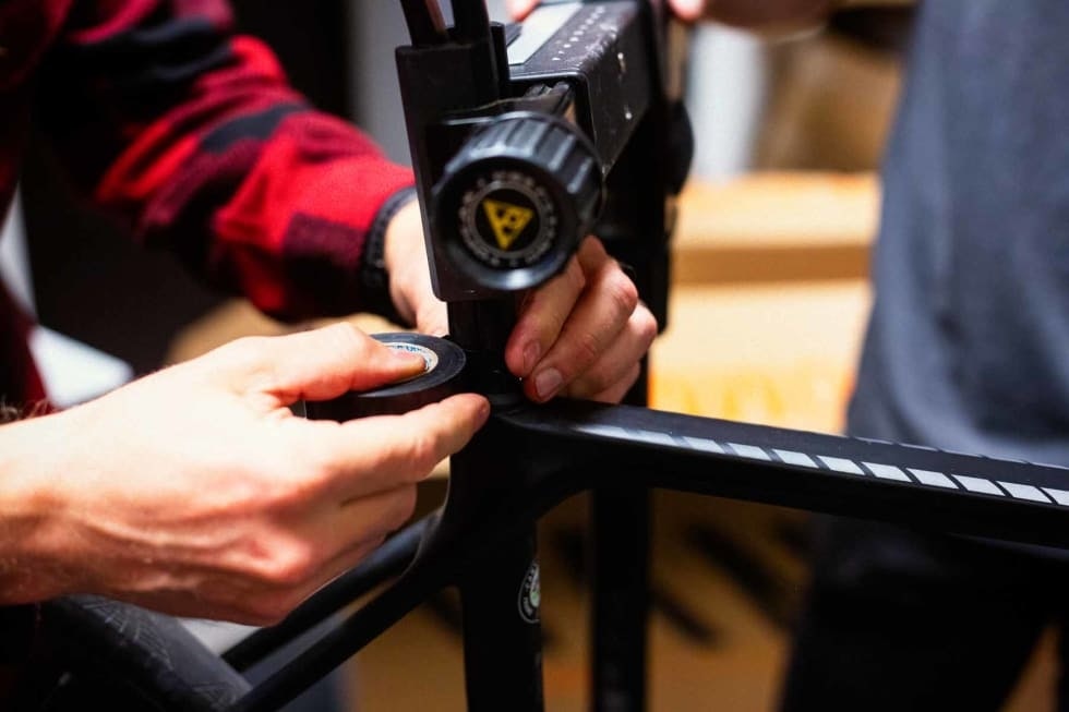 SMART: Du kan bruke målebånd eller tommestokk, men det er også mulig å bare sette en liten teipbit på riktig setehøyde. Da er det mye enklere å montere den igjen. merke setepinne montering sykkel