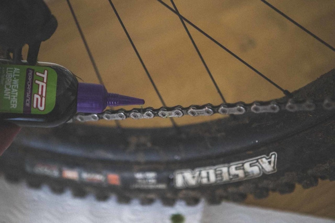 NOEN DRÅPER ER NOK: Husk å tørk av overskytende olje når du er ferdig å smøre kjedet. smøre kjede sykkel vinterlagring vinter