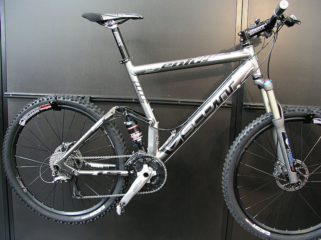 Vinnertype: Tilsvarende sykkel som Frischy vant maraton-VM på: 125mm vandring foran og bak som kan justeres fra styret. Monocoque Horst Link og Scott-produsert demper. Vinnertype: Tilsvarende sykkel som Frischy vant maraton-VM på: 125mm vandring foran og bak som kan justeres fra styret. Monocoque Horst Link og Scott-produsert demper.