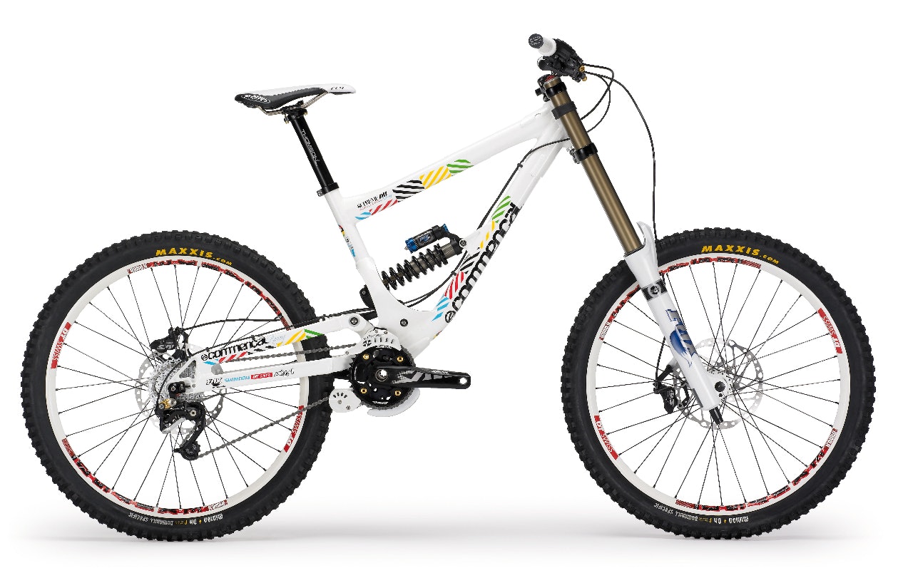 REGNBUERACER: Commençal  Supreme i Gee og Rachel Atherton-replika. Lek verdensmester, du også. REGNBUERACER: Commençal  Supreme i Gee og Rachel Atherton-replika. Lek verdensmester, du også.