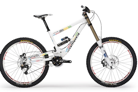 REGNBUERACER: Commençal  Supreme i Gee og Rachel Atherton-replika. Lek verdensmester, du også. REGNBUERACER: Commençal  Supreme i Gee og Rachel Atherton-replika. Lek verdensmester, du også.