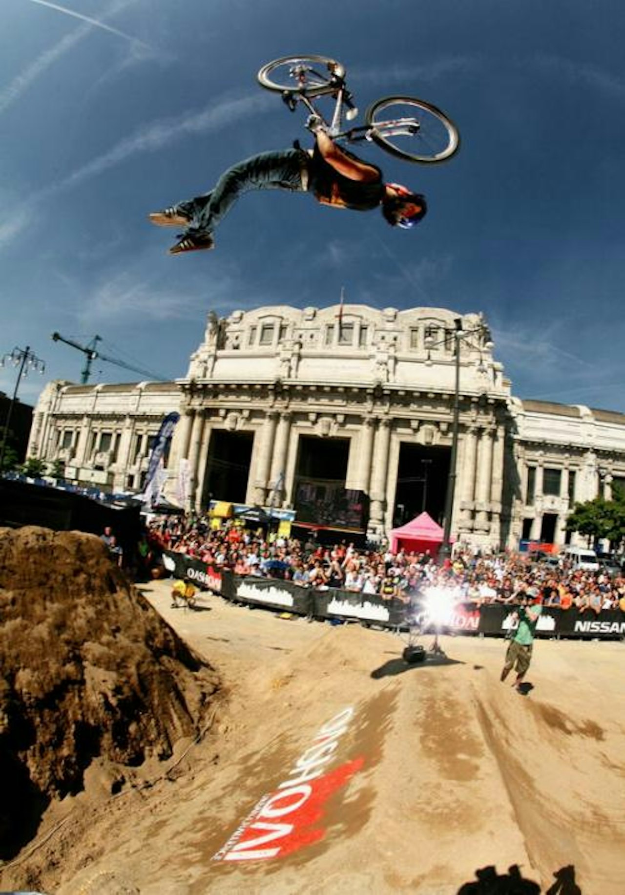 Andreu Lacondeguy setter en superman backflip i finalen på torget foran sentralstasjonen i Milano. Andreu Lacondeguy setter en superman backflip i finalen på torget foran sentralstasjonen i Milano.