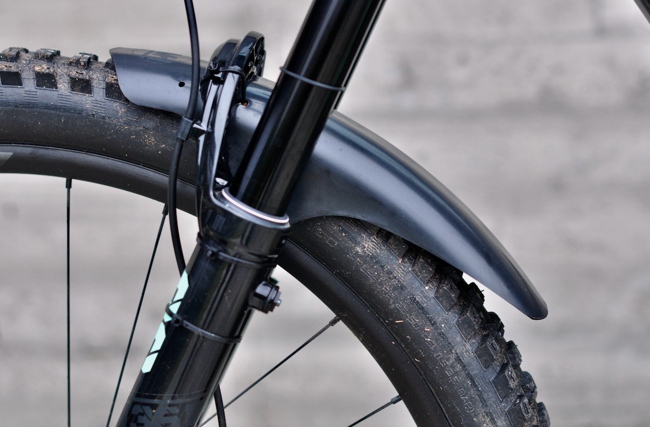 LETT OG EFFEKTIV: MudHuggers shorty-skjerm beskytter godt mot sølesprut i fjes og øyne. Foto: Øyvind Aas MudHugger Shorty skjerm