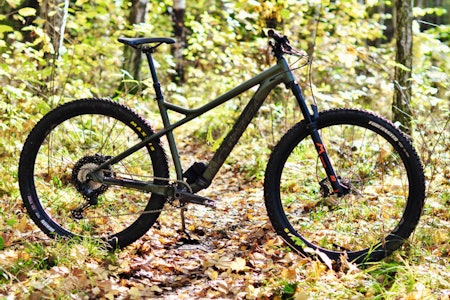 STIV OG SOLID: Orbea Laufey har 140 mm vandring i gaffelen. I tillegg gir de store dekkene og hjulene litt støtdemping. Moderne geometri og senkepinne gir god kontroll.  STIV OG SOLID: Orbea Laufey har 140 mm vandring i gaffelen. I tillegg gir de store dekkene og hjulene litt støtdemping. Moderne geometri og senkepinne gir god kontroll.