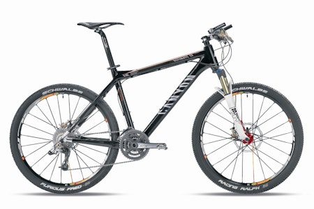 Canyon CF Ultimate 9.0 SL i originaloppsett. Neste års modell er verdt å vente på hvis du ønsker å sykle enda fortere i teknisk terreng også. Canyon CF Ultimate 9.0 SL i originaloppsett. Neste års modell er verdt å vente på hvis du ønsker å sykle enda fortere i teknisk terreng også.