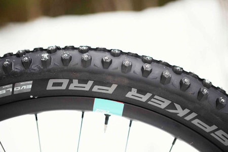 STOR STANDARD: Schwalbe Ice Spiker Pro er bransjestandarden for stisyklingspiggdekk. Versjonen i 2,6-tommers bredde gir god flyt og rått isgrep, hvis du har plass til dem. Alle foto: Kristoffer H. Kippernes STOR STANDARD: Schwalbe Ice Spiker Pro er bransjestandarden for stisyklingspiggdekk. Versjonen i 2,6-tommers bredde gir god flyt og rått isgrep, hvis du har plass til dem. Alle foto: Kristoffer H. Kippernes