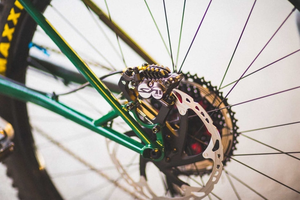FULL STOPP: Ikke alle trenger bremser laget for utforsykling slik som disse Saint-bremsene fra Shimano. Men gode bremser er viktig uansett sykkeltype. Foto: Kristoffer H. Kippernes gode skivebremser stisykkel