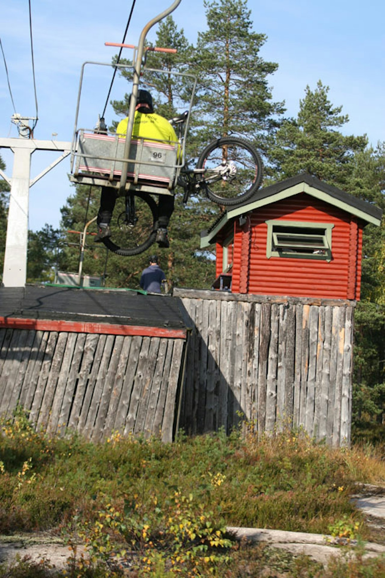 Aron skiheiser inviterer alle til å bruke heisen til leken stisykling. Aron skiheiser inviterer alle til å bruke heisen til leken stisykling.
