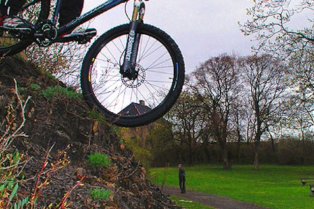 Jamis Komodo inspirerer til bratt kjøring. Sykkelen ser ut som en freeride dirtjumper, men er egentlig en allsidig stisykkel. Jamis Komodo inspirerer til bratt kjøring. Sykkelen ser ut som en freeride dirtjumper, men er egentlig en allsidig stisykkel.