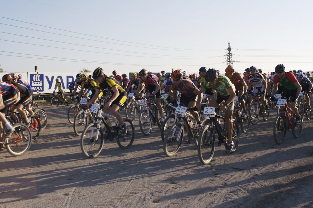 Starten på elitefelte går. Anders Hovdenes fra Team Etto Høydahl tok seieren foran Lars Ragnar Manengen(22) Lillehammer. Starten på elitefelte går. Anders Hovdenes fra Team Etto Høydahl tok seieren foran Lars Ragnar Manengen(22) Lillehammer.
