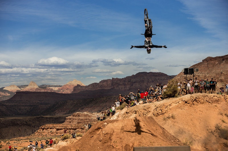 TIL HØYERE MAKTER: Både lettelse og glede preger målområdet i Rampage etter hver fullførte omgang. Her er det Thomas Genon som gjør korsets tegn. Foto: Christian Pondella/Red Bull Content Pool TIL HØYERE MAKTER: Både lettelse og glede preger målområdet i Rampage etter hver fullførte omgang. Her er det Thomas Genon som gjør korsets tegn. Foto: Christian Pondella/Red Bull Content Pool