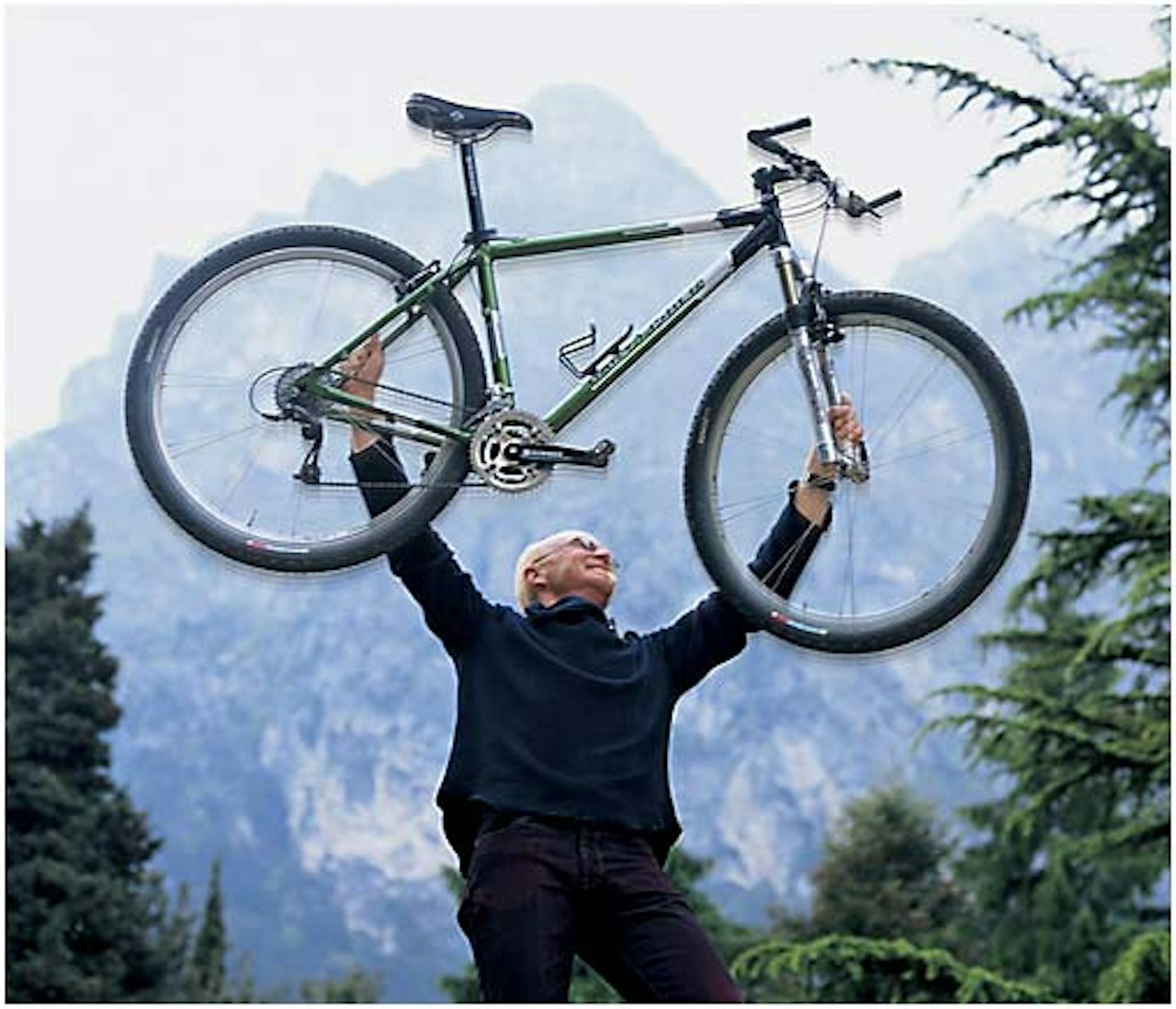 Wheels of fortune: Gary Fisher demonstrerer korrekt triumf-positur med store hjul. Wheels of fortune: Gary Fisher demonstrerer korrekt triumf-positur med store hjul.