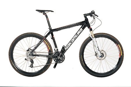 KARBONRACER: Nakamuras rittsykkel er lettest i testen, men trenger litt kraftigere dekk før den er klar for andre forhold enn rask, fast grus. KARBONRACER: Nakamuras rittsykkel er lettest i testen, men trenger litt kraftigere dekk før den er klar for andre forhold enn rask, fast grus.