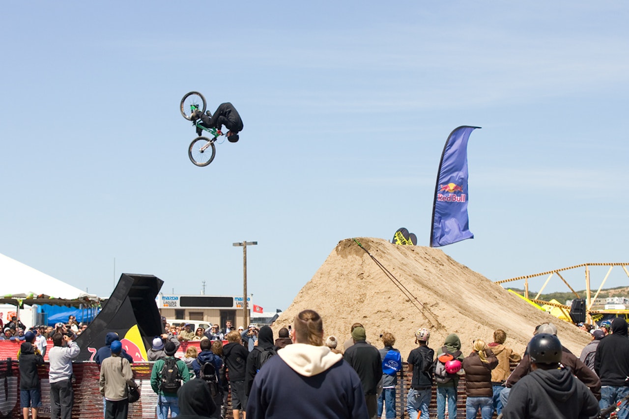 Lance McDermott tar signaturtrikset frontflip til glede for Sea Otter-publikummet. Lance McDermott tar signaturtrikset frontflip til glede for Sea Otter-publikummet.