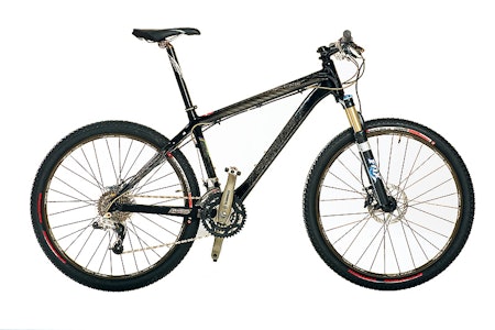 LEKKERT ROBUST: Specializeds Stumpjumper Expert Carbon er gjennomført og lekker. Litt høyere vekt, men også testens høyeste glede-score. Fox-gaffelen har 90 mm vandring. Kun for Specialized. LEKKERT ROBUST: Specializeds Stumpjumper Expert Carbon er gjennomført og lekker. Litt høyere vekt, men også testens høyeste glede-score. Fox-gaffelen har 90 mm vandring. Kun for Specialized.