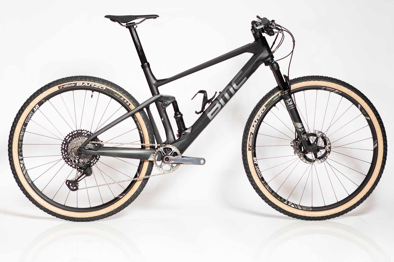 LANG OG SLAKK: BMC Fourstroke er den rittsykkelen på markedet med mest progressiv geometri. Slakest styrevinkel, brattest setevinkel og kortest kjedestag. Alle foto: Kristoffer H. Kippernes LANG OG SLAKK: BMC Fourstroke er den rittsykkelen på markedet med mest progressiv geometri. Slakest styrevinkel, brattest setevinkel og kortest kjedestag. Alle foto: Kristoffer H. Kippernes