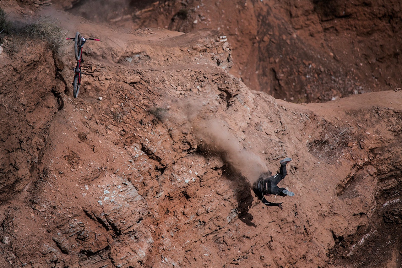 FALL: Rogatkin åpnet Rampage-showet på en noe uhyggelig måte. Foto: Red Bull Content Pool FALL: Rogatkin åpnet Rampage-showet på en noe uhyggelig måte. Foto: Red Bull Content Pool