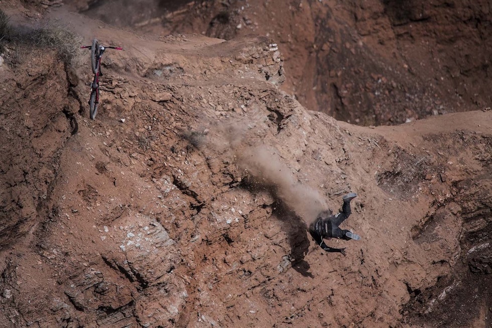 HELDIG: Nicoli Rogatkin var heldig som kunne sykle videre etter dette fallet. Foto: Dean Treml / Red Bull Content Pool HELDIG: Nicoli Rogatkin var heldig som kunne sykle videre etter dette fallet. Foto: Dean Treml / Red Bull Content Pool