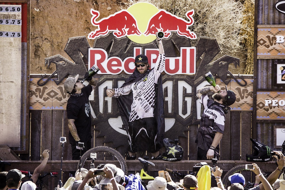 PALLEN: Andreu Lacondeguy, Kort Sorge og Graham Agassiz tok 2. 1. og 3. plass i årets Red Bull Rampage. Dave Treml / Red Bull Content Pool PALLEN: Andreu Lacondeguy, Kort Sorge og Graham Agassiz tok 2. 1. og 3. plass i årets Red Bull Rampage. Dave Treml / Red Bull Content Pool