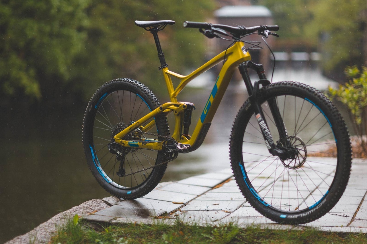 GULLSYKKEL: GTs helt nye Sensor er kraftig, men likevel lettsyklet. Utstyrsnivået er høyt og sykkelen gir et solid og robust inntrykk. GULLSYKKEL: GTs helt nye Sensor er kraftig, men likevel lettsyklet. Utstyrsnivået er høyt og sykkelen gir et solid og robust inntrykk.