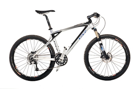 HISSIGE LINJER:  GTs Zaskar har spesielle linjer, men klassisk design. Den tøffe karbonramma har heftige rørformer og solid utstyr. HISSIGE LINJER:  GTs Zaskar har spesielle linjer, men klassisk design. Den tøffe karbonramma har heftige rørformer og solid utstyr.