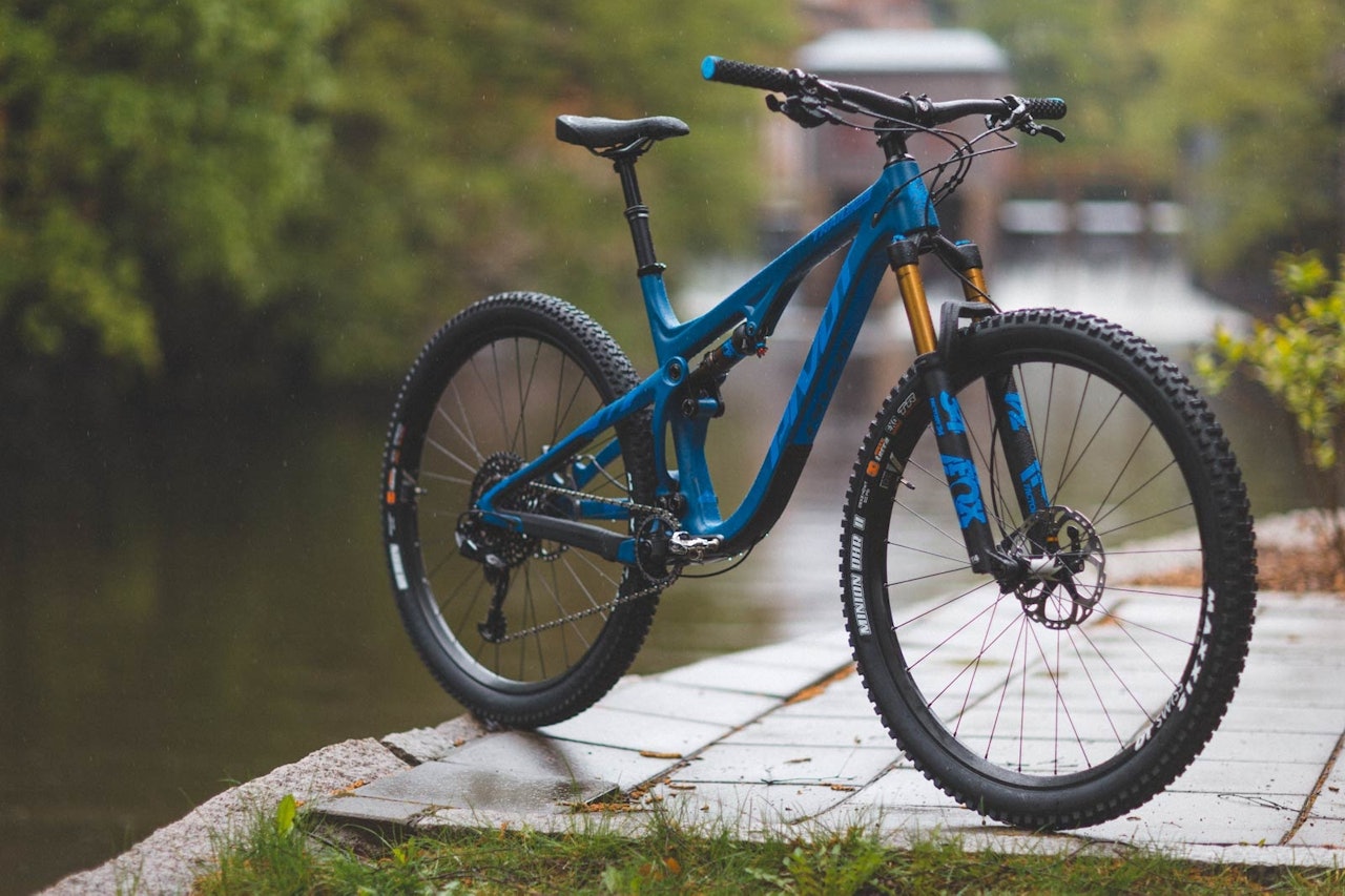 RÅ PAKKE: Med dempere fra øverste hylle og moderne geometri overbeviser Pivot Trail 429 både på papiret og i terrenget. En allsidig og solid sykkel til trening og stilek. RÅ PAKKE: Med dempere fra øverste hylle og moderne geometri overbeviser Pivot Trail 429 både på papiret og i terrenget. En allsidig og solid sykkel til trening og stilek.