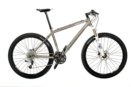 JERN OG METALL: Commencals Flame er denne testens eneste metallsykkel. Linjene er klassiske og kjøreegenskapene er tipp topp. Bare bytt ut dekkene. JERN OG METALL: Commencals Flame er denne testens eneste metallsykkel. Linjene er klassiske og kjøreegenskapene er tipp topp. Bare bytt ut dekkene.