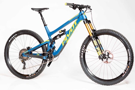 KONKURRANSEMASKIN: Er du ambisiøs deltager i krevende enduroritt er Pivots heftige Firebird 29 en rå og supereffektiv sykkel. Vær obs på bredden på baknavet og manglende flaskeholder. KONKURRANSEMASKIN: Er du ambisiøs deltager i krevende enduroritt er Pivots heftige Firebird 29 en rå og supereffektiv sykkel. Vær obs på bredden på baknavet og manglende flaskeholder.