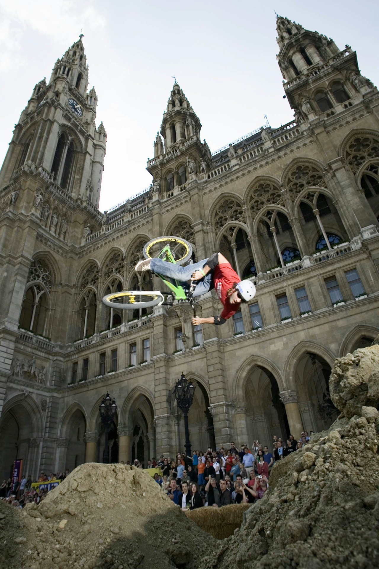 Rob Jauch viser seg frem i urbane omgivelser. Mulighetene til torg-stunting blir flere i løpet av våren. Rob Jauch viser seg frem i urbane omgivelser. Mulighetene til torg-stunting blir flere i løpet av våren.