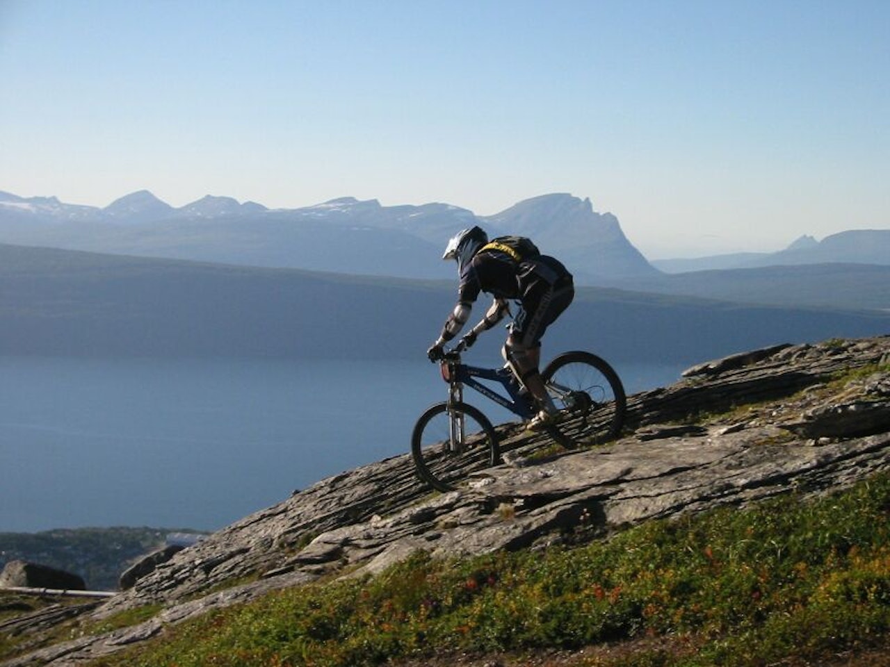 All night long:Lyst til å konkurrere i sånne omgivelser? Midt i juli kan du stille i tidenes første(?) tjuefiretimersritt i utfor i Narvik. All night long:Lyst til å konkurrere i sånne omgivelser? Midt i juli kan du stille i tidenes første(?) tjuefiretimersritt i utfor i Narvik.