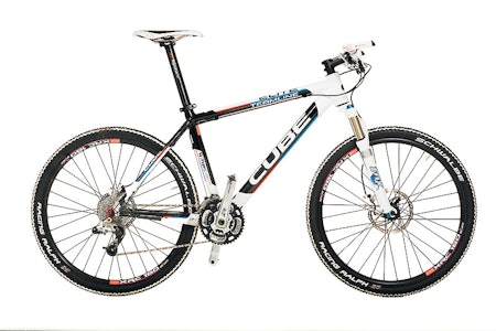 FAST I FISKEN: Cubes HPC Elite ser ut som en million dollars. Den utrolig stive karbonrammen er satt opp med utrolig stiv karbonsetepinne og et bredt fint styre. Dekkene er litt i smaleste laget. FAST I FISKEN: Cubes HPC Elite ser ut som en million dollars. Den utrolig stive karbonrammen er satt opp med utrolig stiv karbonsetepinne og et bredt fint styre. Dekkene er litt i smaleste laget.