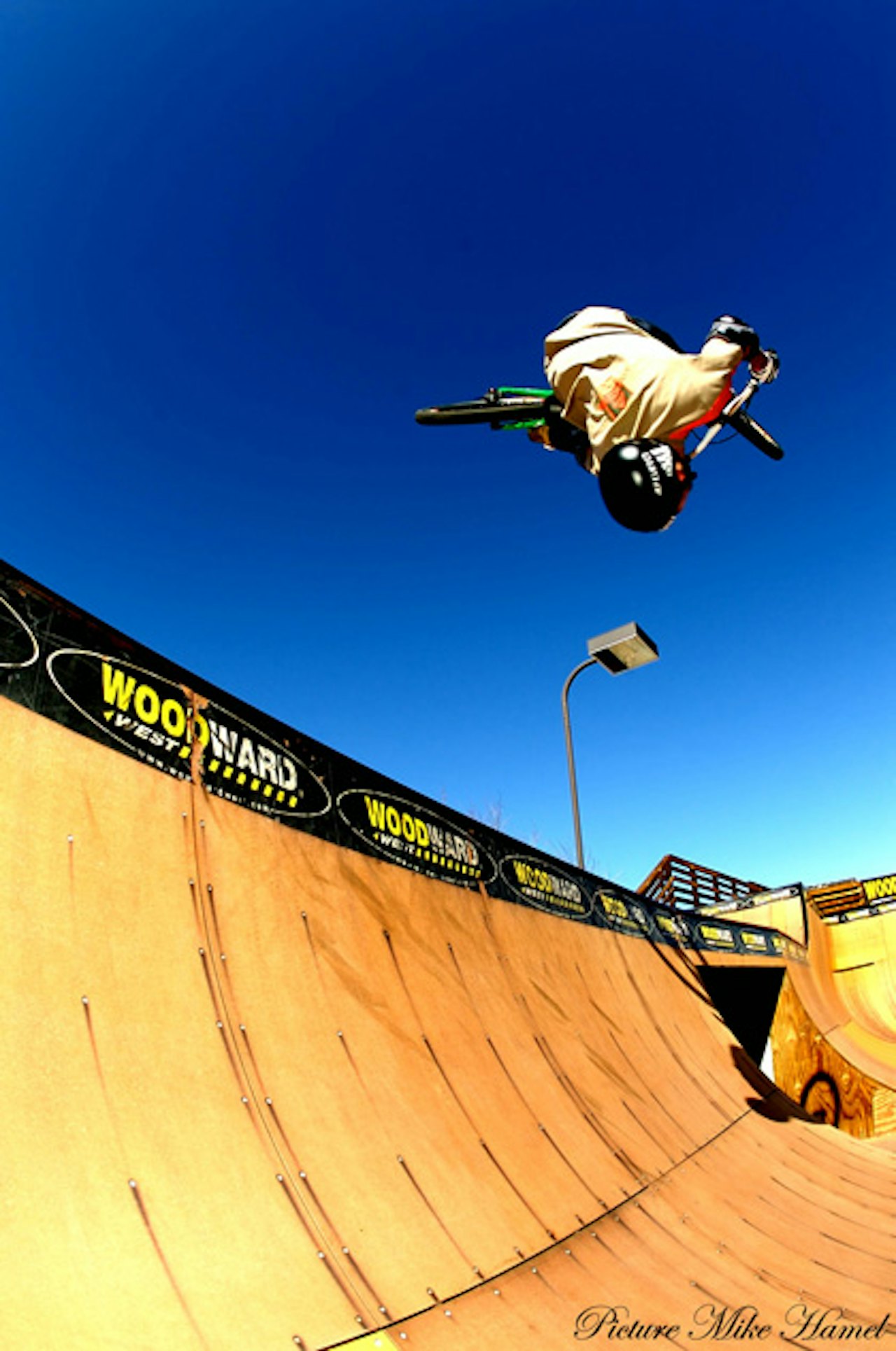 Lance McDermott mestrer mer enn bare frontflip. Her i en flair. Lance McDermott mestrer mer enn bare frontflip. Her i en flair.