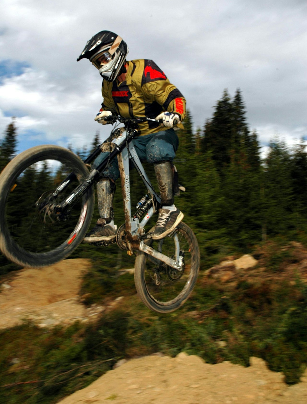 Svev: Midia i et luftig øyeblikk, fotografert i Hafjell i 2006. Foto: Morten Aasen Svev: Midia i et luftig øyeblikk, fotografert i Hafjell i 2006. Foto: Morten Aasen
