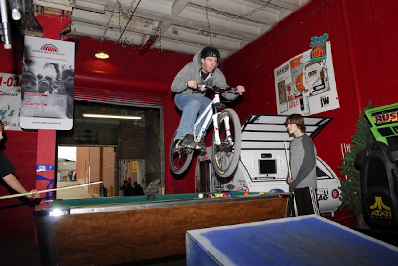 VARIERT LØYPE: På vei inn i Rays park måtte syklistene hoppe over et biljardbord. Foto: Shannon Mominee/DirtRag VARIERT LØYPE: På vei inn i Rays park måtte syklistene hoppe over et biljardbord. Foto: Shannon Mominee/DirtRag
