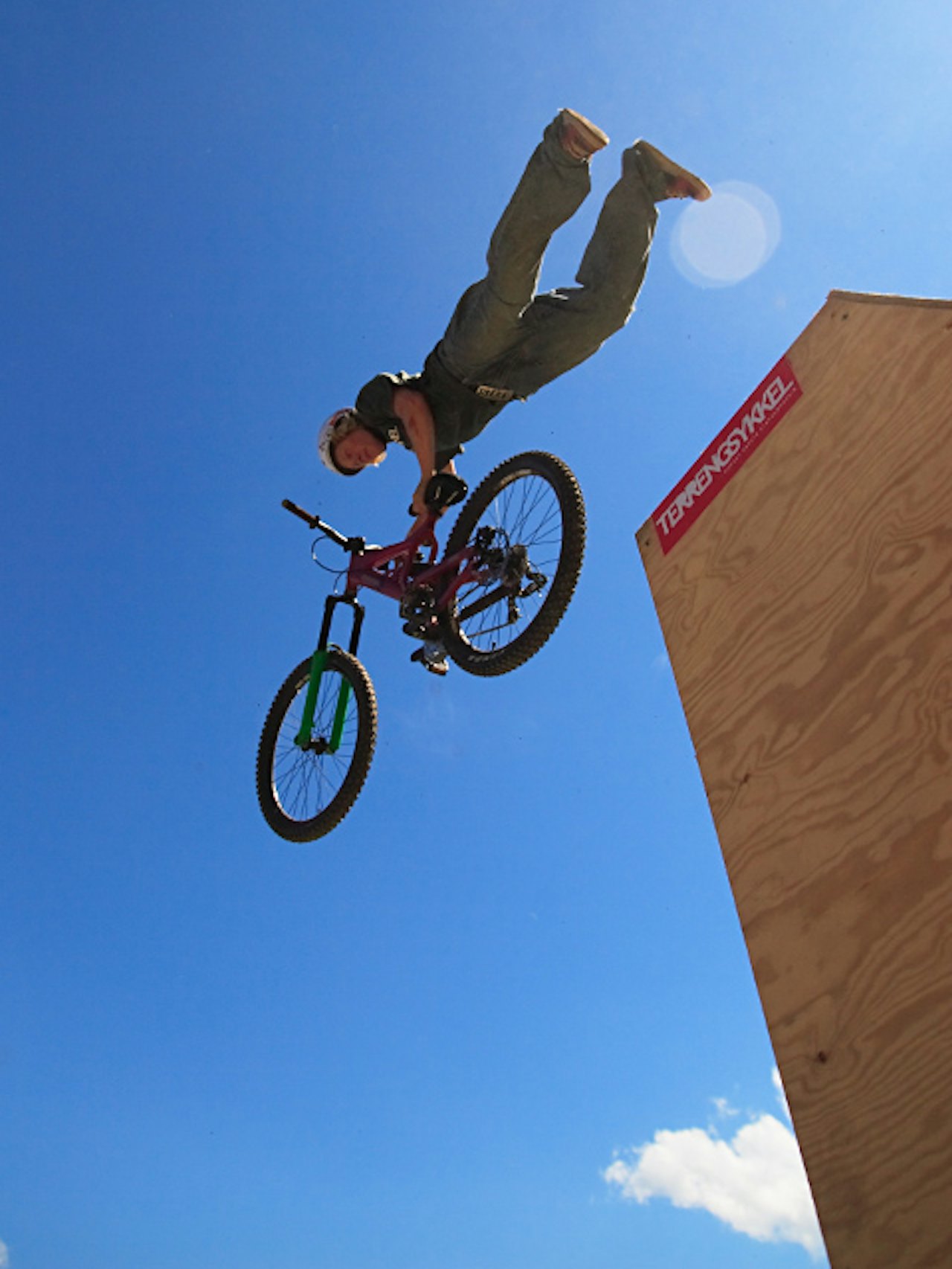 Luftige svev: Det vil bli Slopestyle også i 2007 på Ekstremsportveko, nå med Åre Mountain Mayhem som arrangør. PÅ bildet ser du Mads André Haugen i utstrakt Superman Seatgrab fra Veko 2006. Luftige svev: Det vil bli Slopestyle også i 2007 på Ekstremsportveko, nå med Åre Mountain Mayhem som arrangør. PÅ bildet ser du Mads André Haugen i utstrakt Superman Seatgrab fra Veko 2006.