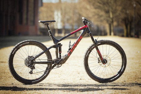 RETT MEDISIN: Trek Remedy er en moderne klassiker i den grove stisykkel-kategorien. De siste årene har Trek introdusert Slash 29 som mer rendyrket enduro-racer enn Remedy. Foto: Kristoffer Kippernes RETT MEDISIN: Trek Remedy er en moderne klassiker i den grove stisykkel-kategorien. De siste årene har Trek introdusert Slash 29 som mer rendyrket enduro-racer enn Remedy. Foto: Kristoffer Kippernes