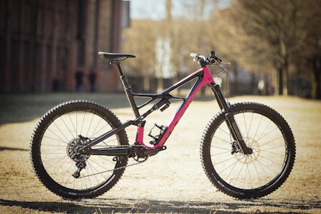 ORIGINAL: Specialized fant ikke opp enduro-navnet, men de kuppet det til syklene sine. Enduro Expert carbon lever opp til navnet med rå utforegenskaper og topp byggekvalitet.  ORIGINAL: Specialized fant ikke opp enduro-navnet, men de kuppet det til syklene sine. Enduro Expert carbon lever opp til navnet med rå utforegenskaper og topp byggekvalitet.