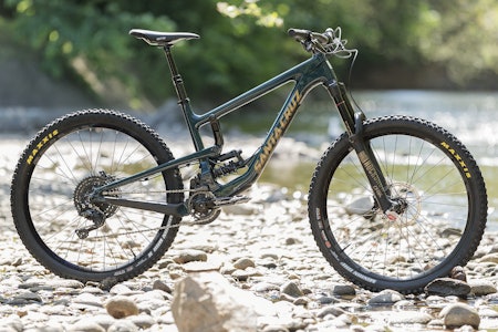 UTFORRIGG? Santa Cruz Nomad har klare visuelle likhetstrekk med langt grovere sykler. Foto: Kristoffer Kippernes  UTFORRIGG? Santa Cruz Nomad har klare visuelle likhetstrekk med langt grovere sykler. Foto: Kristoffer Kippernes